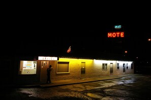 Front of property - evening/night - Hat Motel (Medicine Hat)