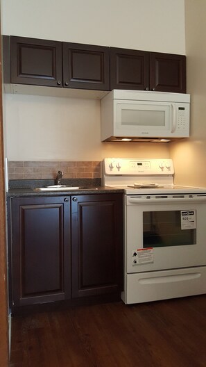Economy Studio Suite, Kitchenette | Private kitchen | Fridge, microwave - Hat Motel (Medicine Hat)