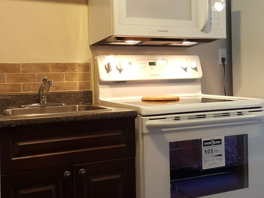 Economy studio suite, kitchenette | Privékeuken | Een koelkast, een microgolfoven