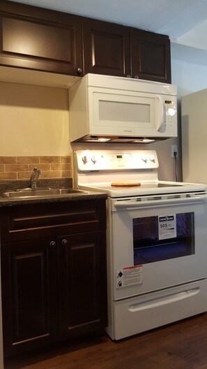 Economy Studio Suite, Kitchenette | Private kitchen | Fridge, microwave - Hat Motel (Medicine Hat)