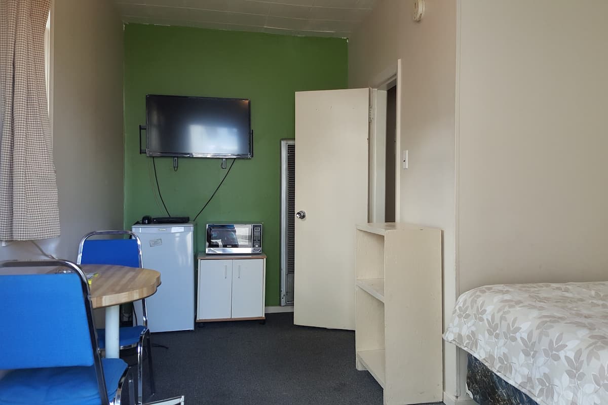 Eenvoudige kamer, 1 eenpersoonsbed, roken, koelkast en magnetron | 1 slaapkamer, individueel gemeubileerd, een bureau, gratis wifi