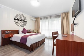 أغطية فراش متميزة وميني بار وخزنة داخل الغرفة وتجهيزات عازلة للصوت