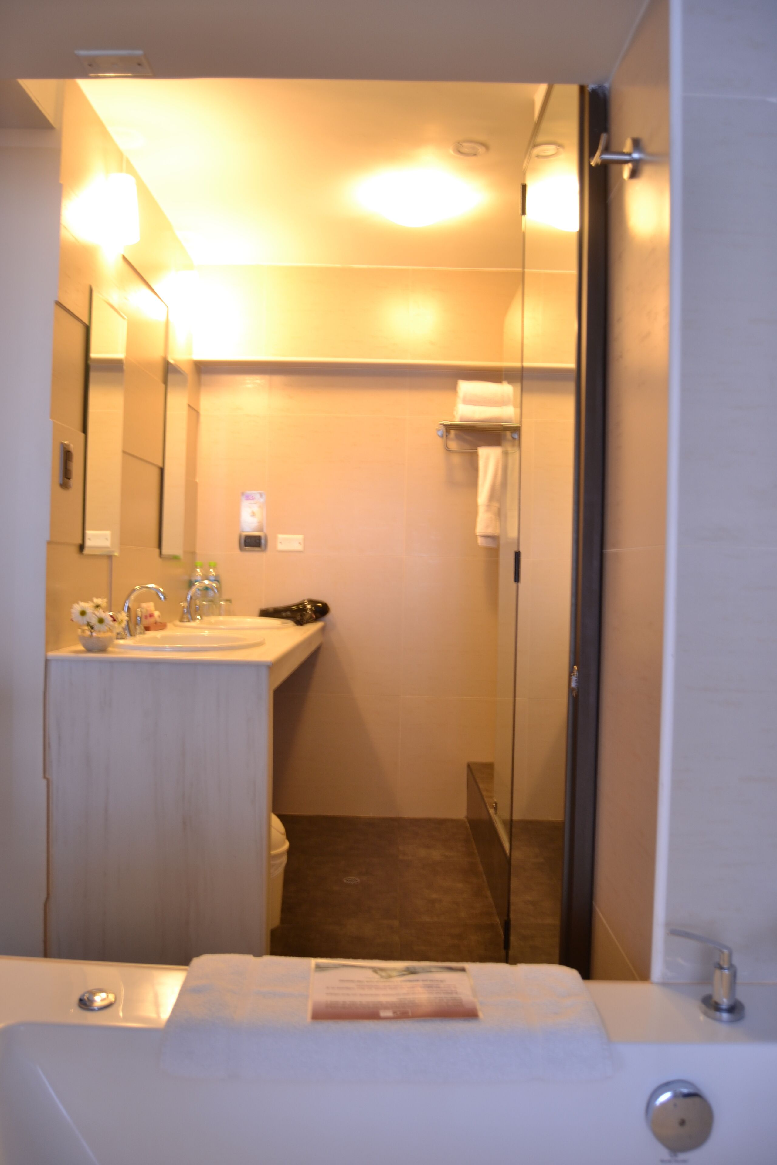 Ein Badezimmer mit Waschbecken, Spiegel und Dusche.