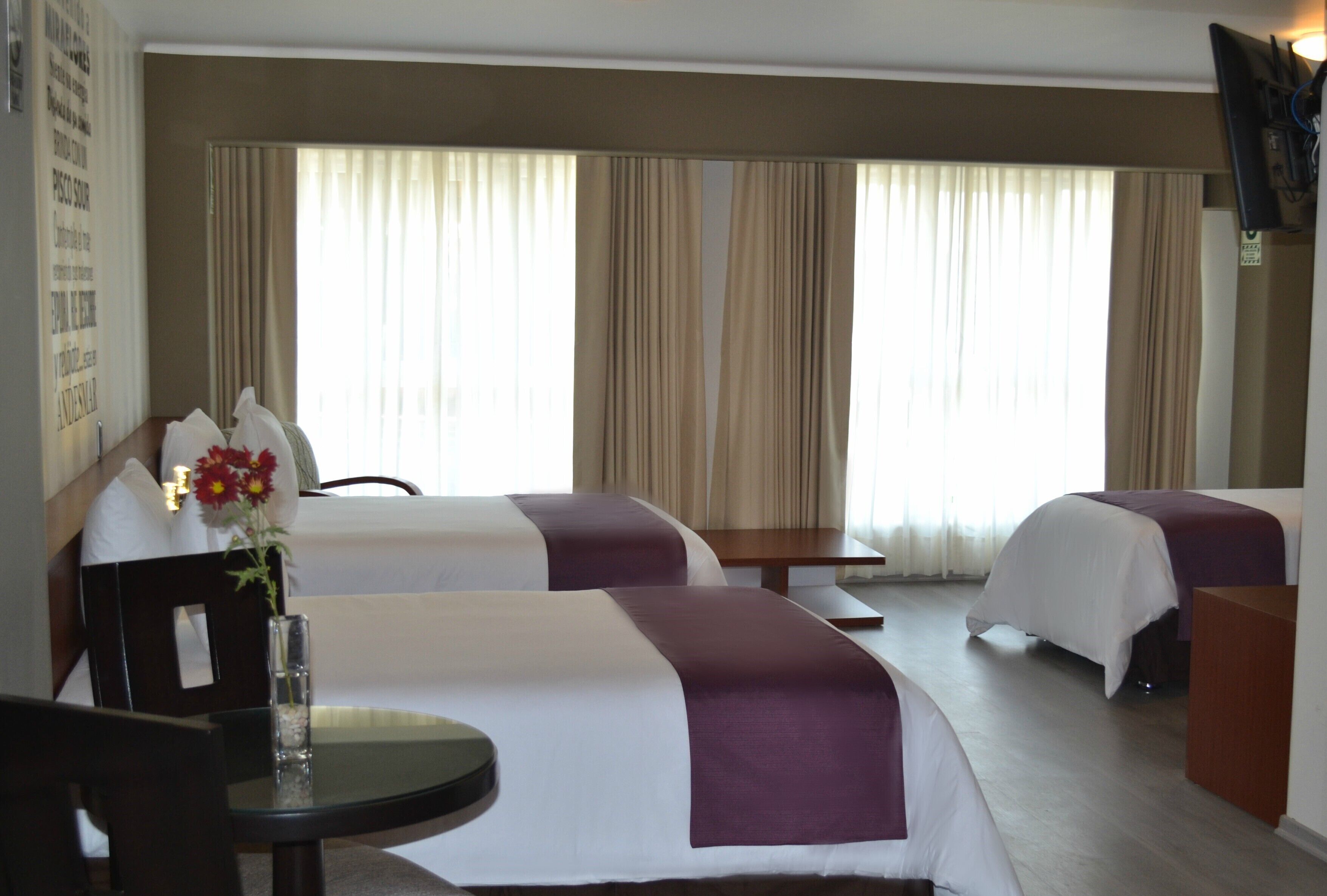 Habitación triple ejecutiva | Ropa de cama de alta calidad, minibar, caja fuerte