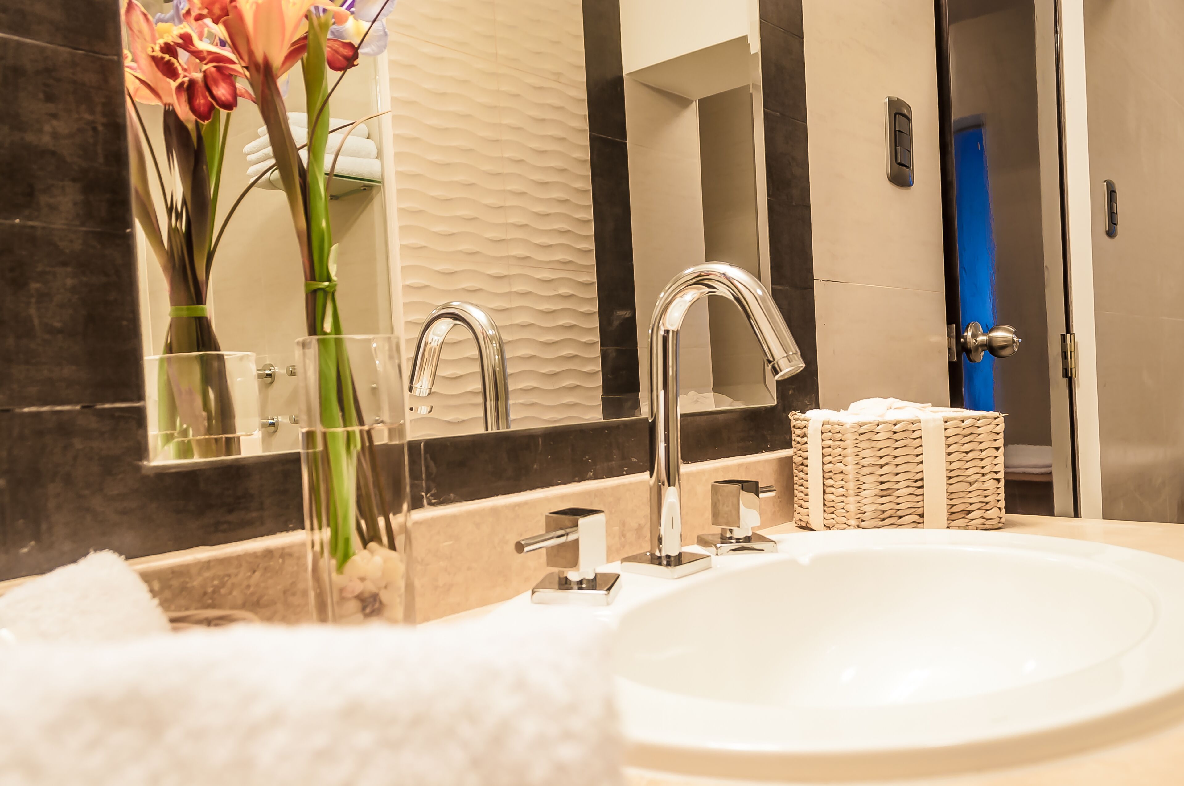 executive studio suite | bathroom | shower, free toiletries, hair dryer, towels