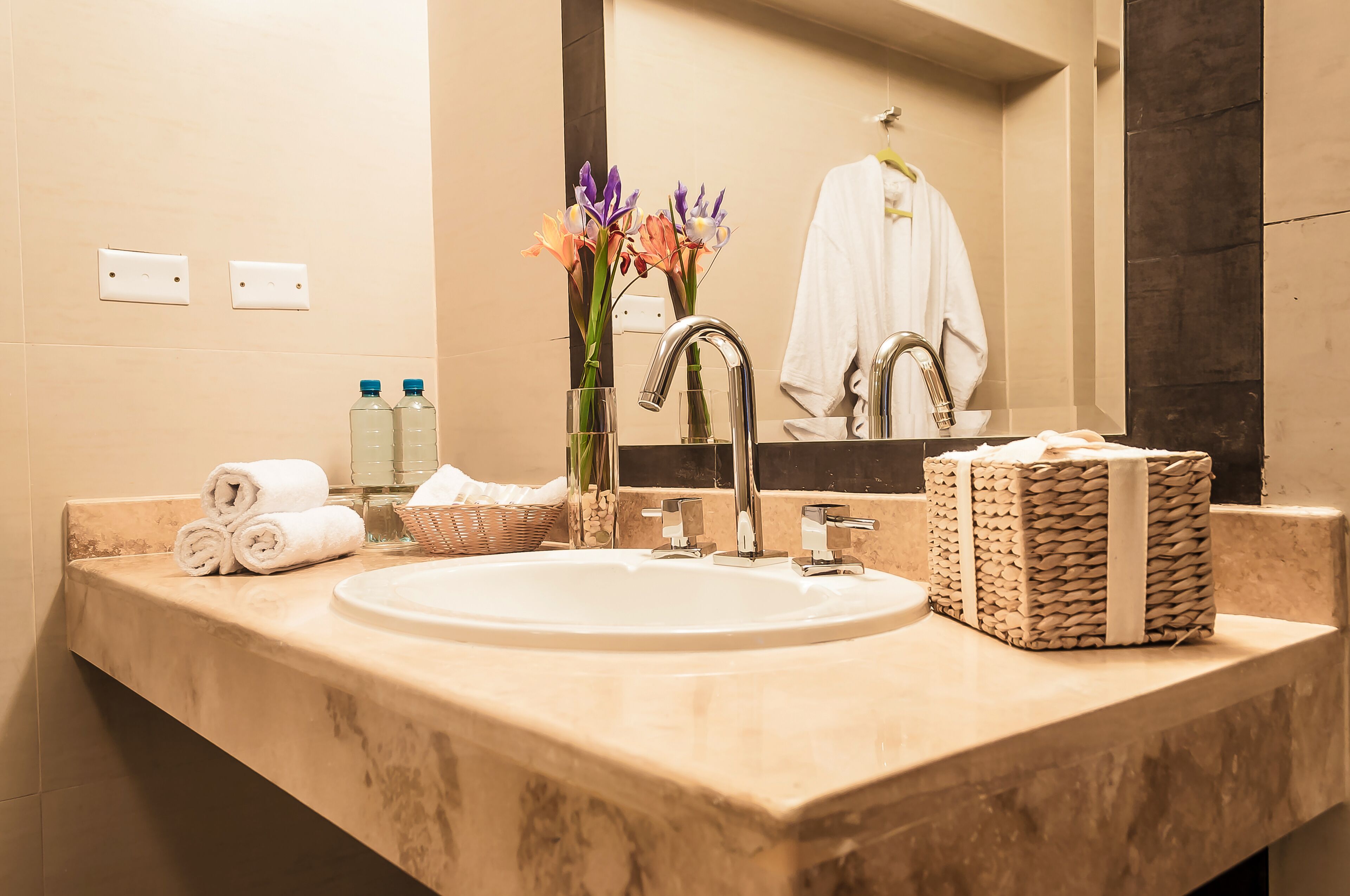 executive studio suite | bathroom | shower, free toiletries, hair dryer, towels