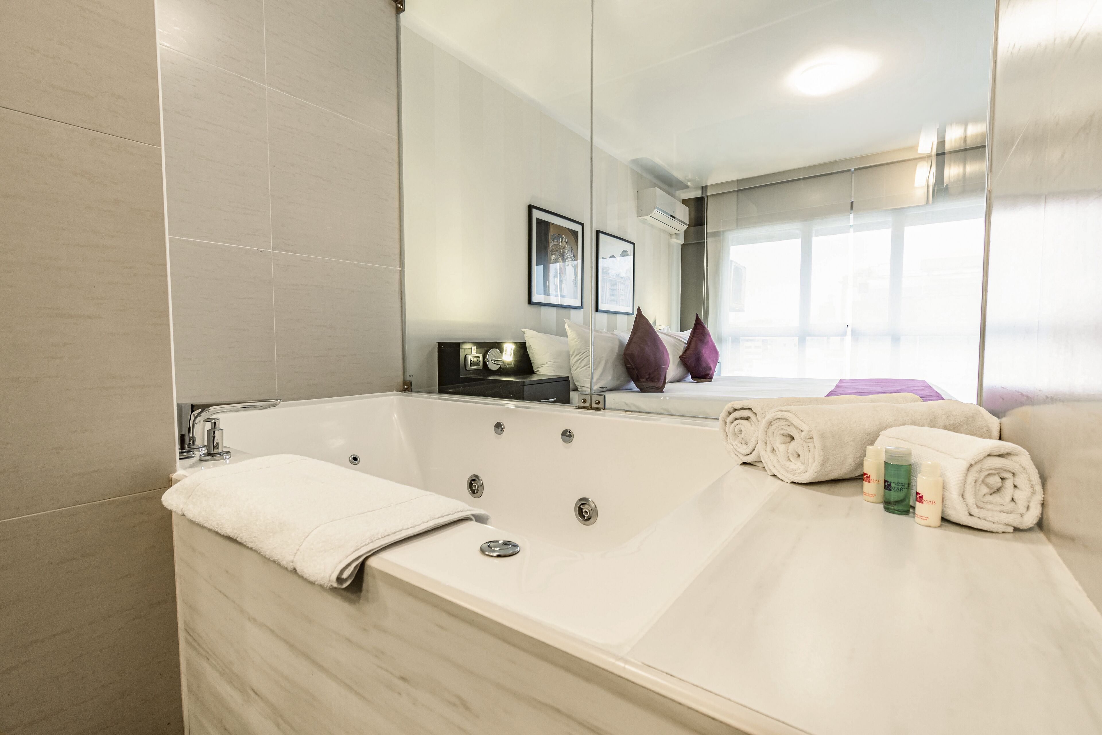 deluxe studio suite | bathroom | shower, free toiletries, hair dryer, towels