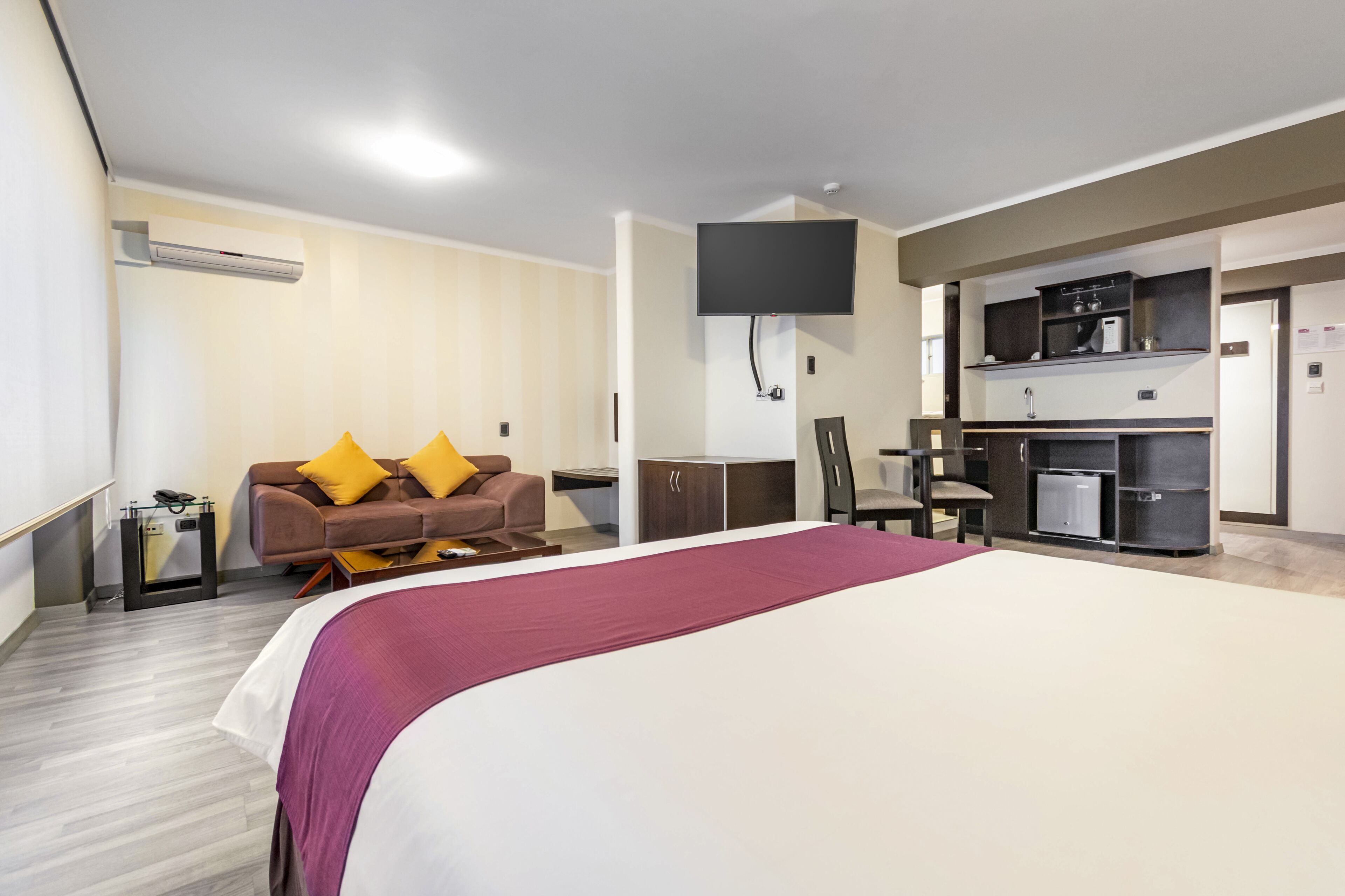 executive studio suite | 1 bedroom, premium bedding, minibar, in-room safe