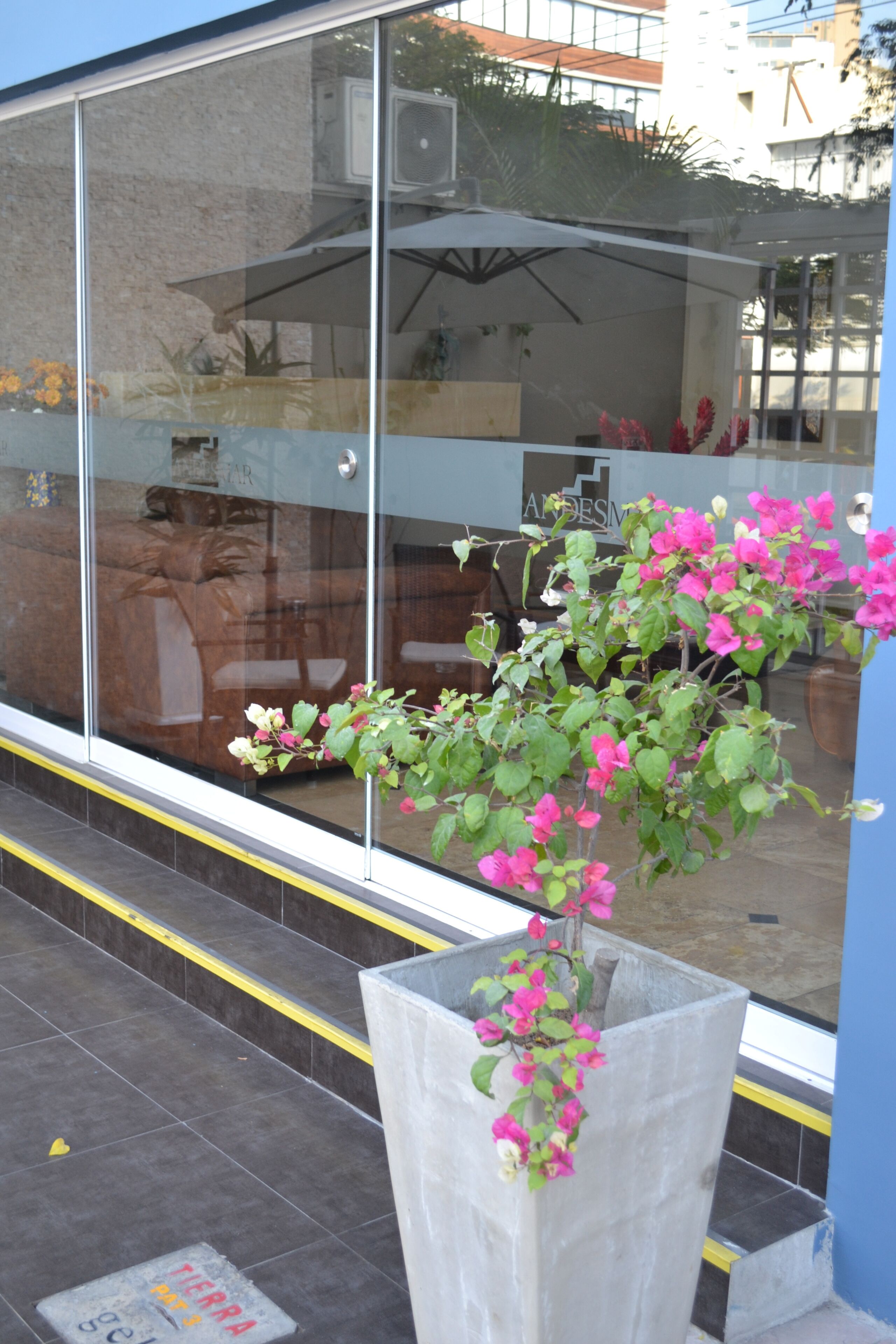 43-inch smart tv with cable channels, tv, netflix