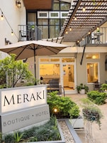 Ein charmantes Boutique-Hotel mit Beschilderung, Außenbereich und Garten.