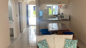 Departamento básico, 2 habitaciones, Terraza | Área de sala de estar | Smart TV de 42 pulgadas con canales digitales, Netflix y Hulu