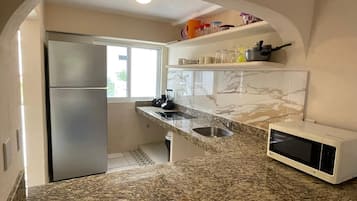 Appartement, 2 chambres, terrasse | Cuisine privée | Grand réfrigérateur, micro-ondes, grille-pain, blender