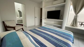 Eenvoudig appartement, 2 slaapkamers, terras | 2 slaapkamers, luxe beddengoed, donzen dekbedden