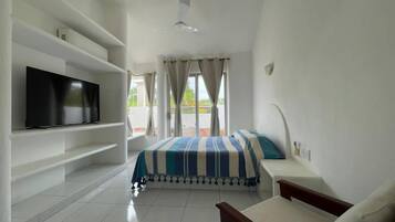 Eenvoudig appartement, 2 slaapkamers, terras | 2 slaapkamers, luxe beddengoed, donzen dekbedden