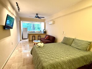 Basic Studio, 1 Bedroom, Kitchen | Peralatan tempat tidur premium, gebar bulu kapas, busa memori, meja 