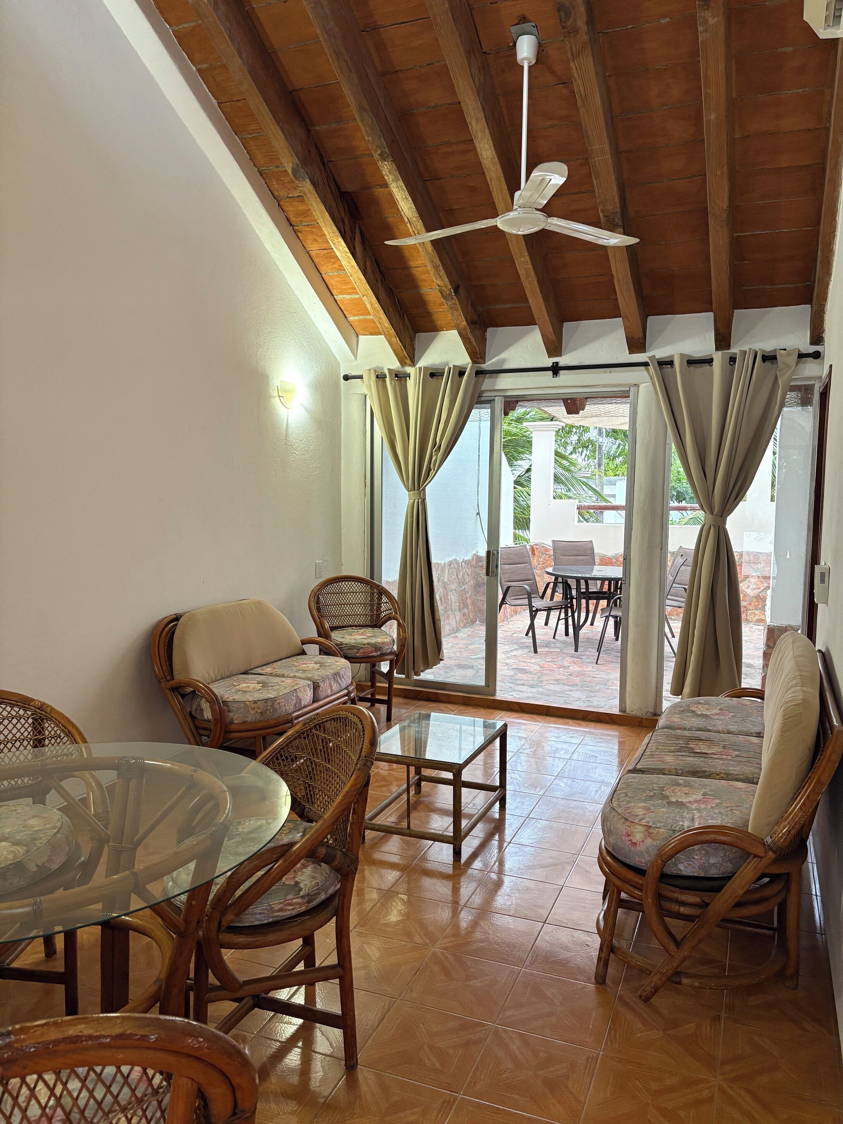 Familielejlighed - 2 soveværelser - terrasse | Opholdsområde | 42-tommers smart-tv med digitale kanaler, Netflix, Hulu