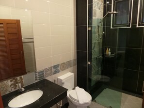 A bathroom with a sink, toilet, and glass shower enclosure. - Bird Day Boutique Hotel (Mukdahan)