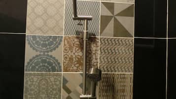 Shower, rainfall showerhead, free toiletries, hair dryer