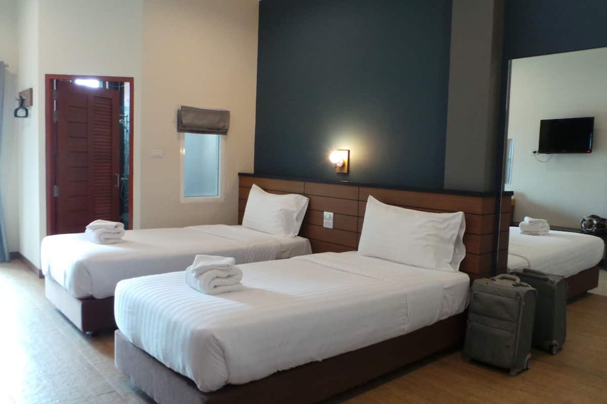 Escritorio, cortinas blackout, wifi gratis y ropa de cama