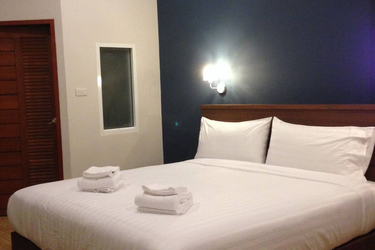 Bureau, rideaux occultants, Wi-Fi gratuit, draps fournis