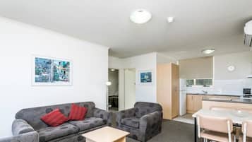 Apartment, 2 Bedrooms, Kitchen | Ruang tamu | TV skrin rata, pemain DVD