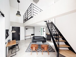 Caja de seguridad en la habitación y decoración personalizada 