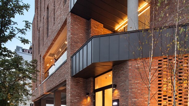 A brick building with a sign reading "BOUTIQUE HOTEL BOMBOM." - Gangneung Boutique Hotel Bombom (Gangneung)