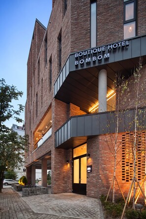 A brick building with a sign reading "BOUTIQUE HOTEL BOMBOM." - Gangneung Boutique Hotel Bombom (Gangneung)