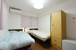 Habitación con 1 cama doble o 2 individuales | Caja fuerte y ropa de cama