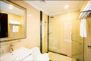Standard Twin Room | Bathroom | Shower, free toiletries, hair dryer, towels - LK Majestic Villa (Pattaya)