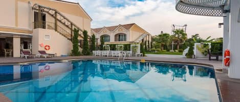 Outdoor pool, sun loungers