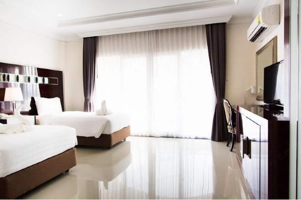 Bureau, rideaux occultants, lits bébé (gratuits)