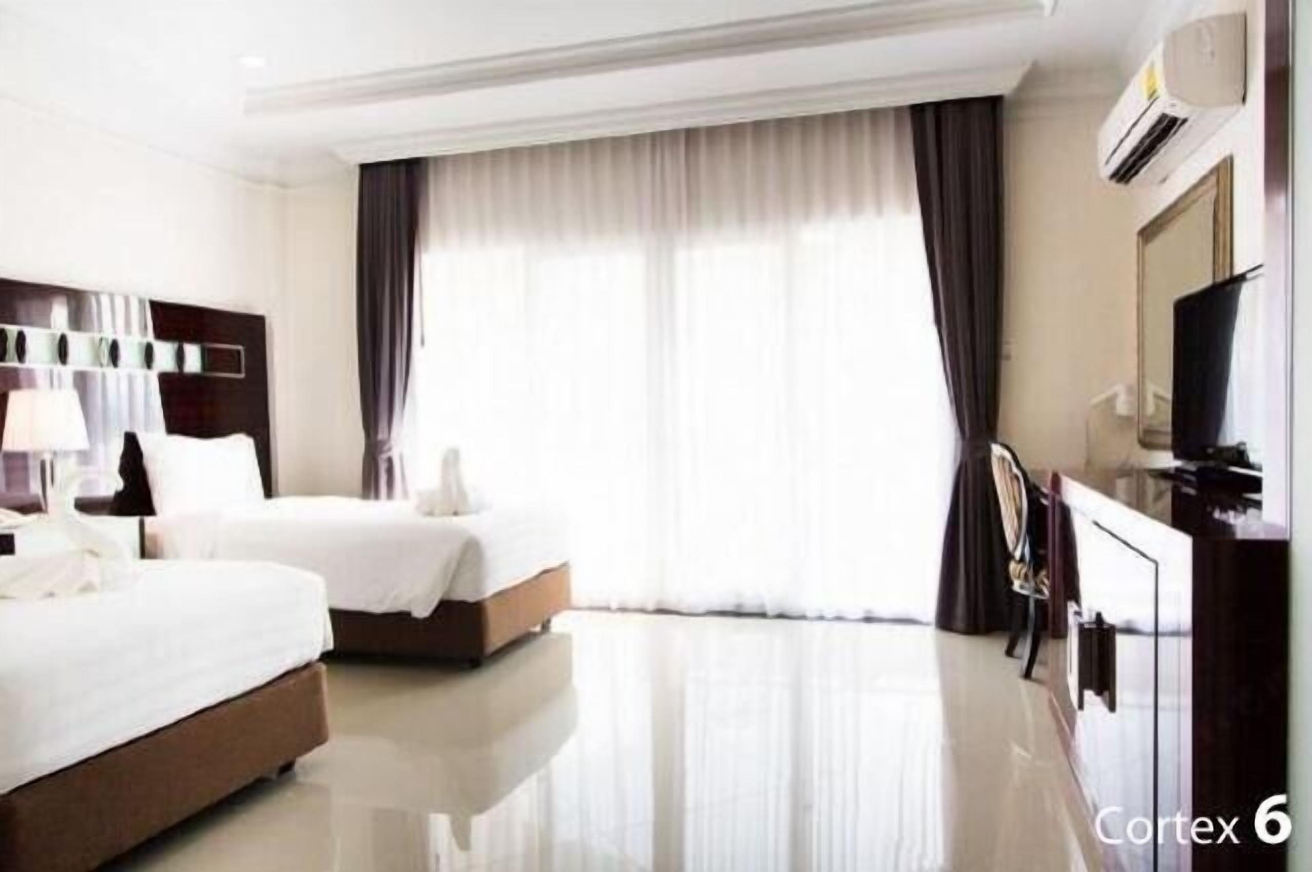 Een bureau, verduisterende gordijnen, gratis babybedden