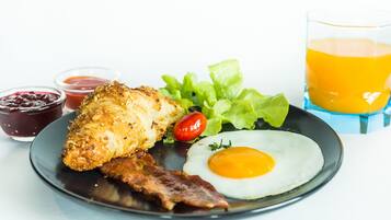 Desayuno continental (THB 190 por persona)