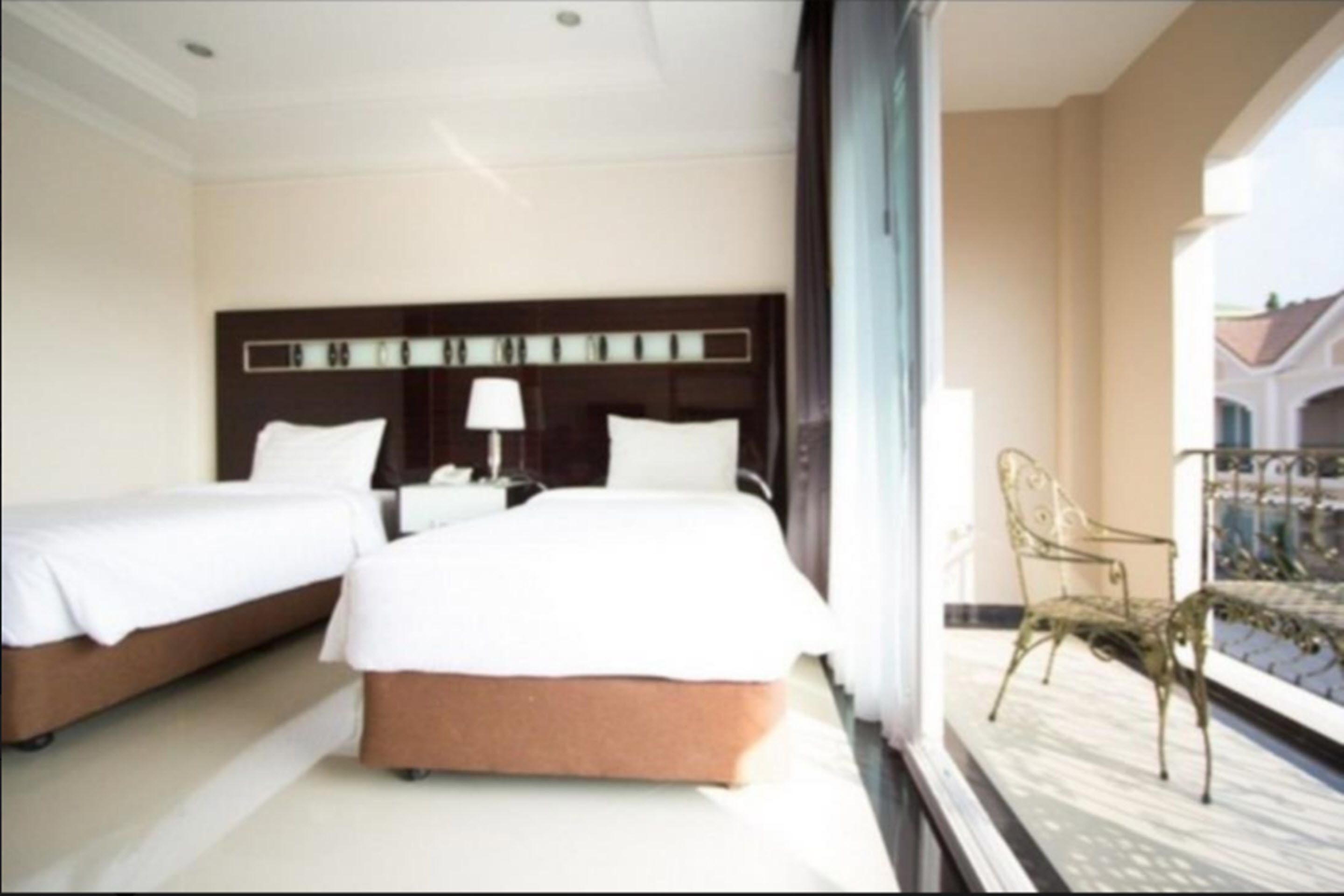 Standard Twin Room | Balcony