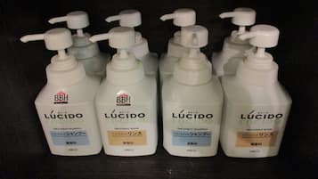 Fire flasker med BBH LUCIDO shampoo og balsam.