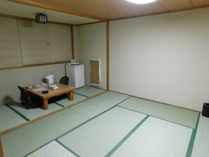 غرفة تقليدية (Japanese Style) | أسرّة قابلة للطي وواي فاي مجانًا وملاءات أسرّة
