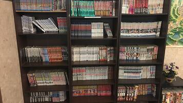 Una prestatgeria plena de llibres i revistes diverses, ordenats per mida i color.