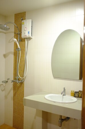 Superior Room | ห้อง�น้ำ | ฝักบัว, ของใช้ในห้องน้ำฟรี, ผ้าเช็ดตัว