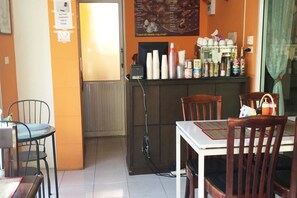 อาหารเช้าแบบอังกฤษทุกวัน (THB 250 ต่อคน)