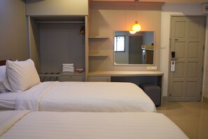 Superior Twin Room | Peti besi dalam bilik, meja, langsir/tirai gelap terus, Wi-fi percuma 