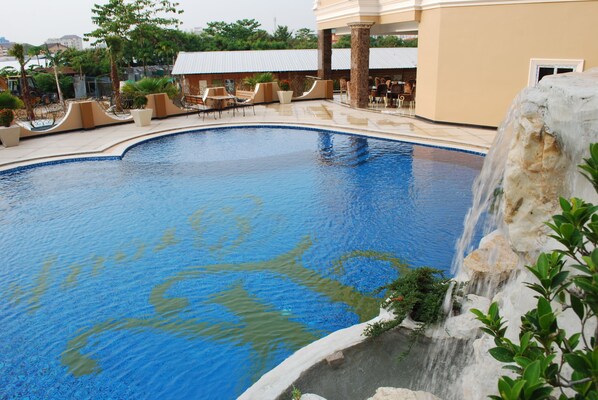 Outdoor pool, sun loungers - LK Grand Living Place (Pattaya)