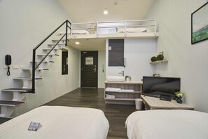 Standard fyrbäddsrum | Vardagsrum | 26-tums LCD-tv med kabelkanaler och tv