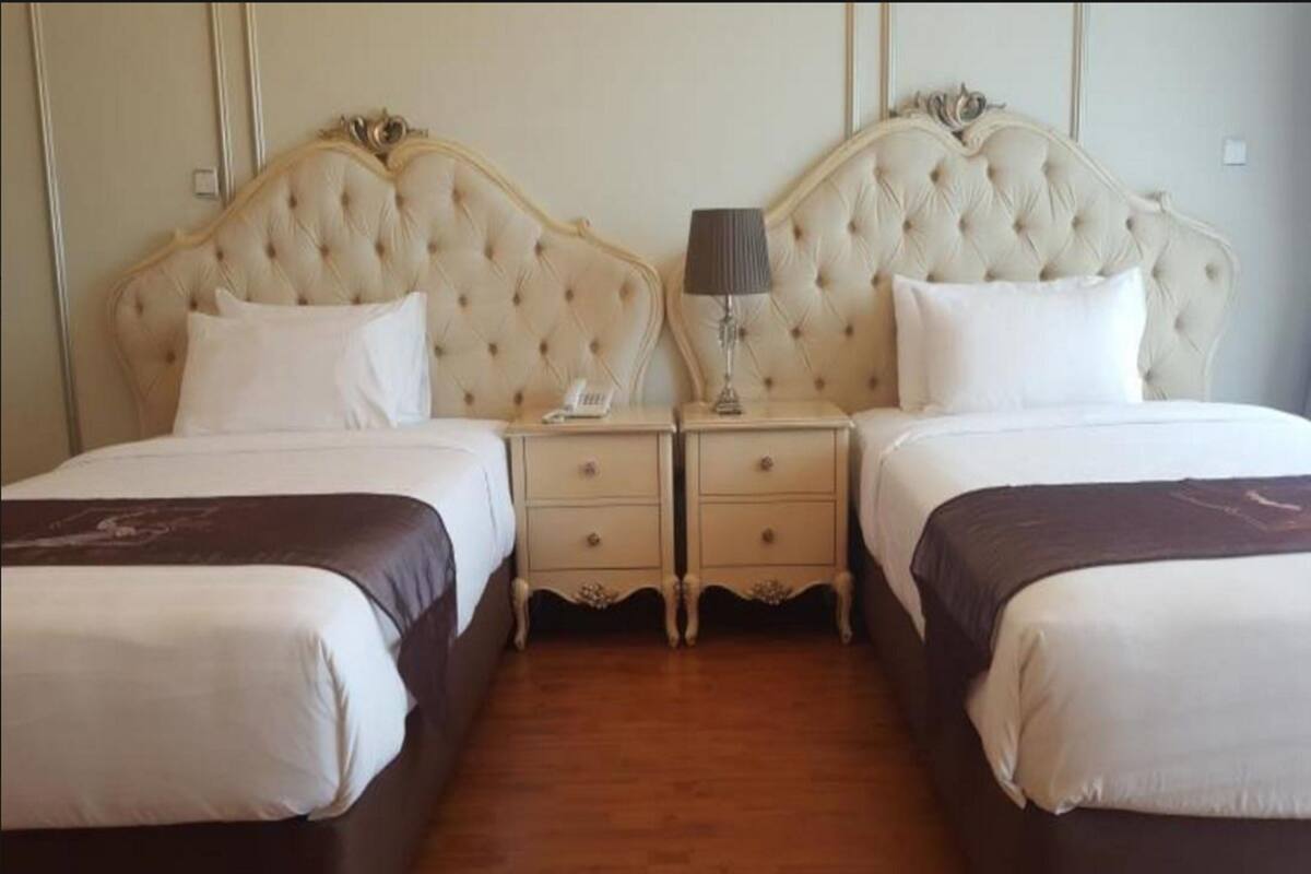 Deluxe Twin Room, 2 Twin Beds | Premium bedding, minibar, in-room safe, desk