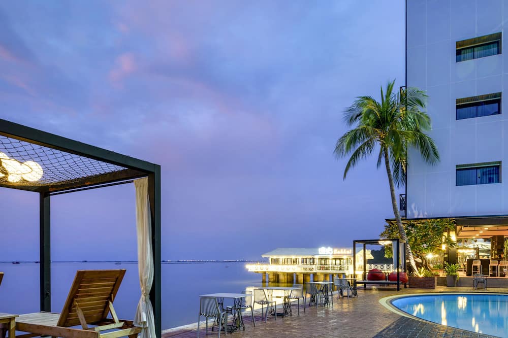The Loft Seaside Sriracha