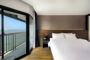 Superior Room | 客房内保险箱、办公桌、遮光窗帘、免费 WiFi