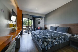 Standardrum | Värdeförvaringsskåp på rummet, skrivbord och mörkläggningsgardiner