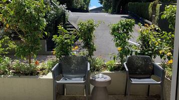 Comfort Studio, Kitchenette, Courtyard View | Courtyard view