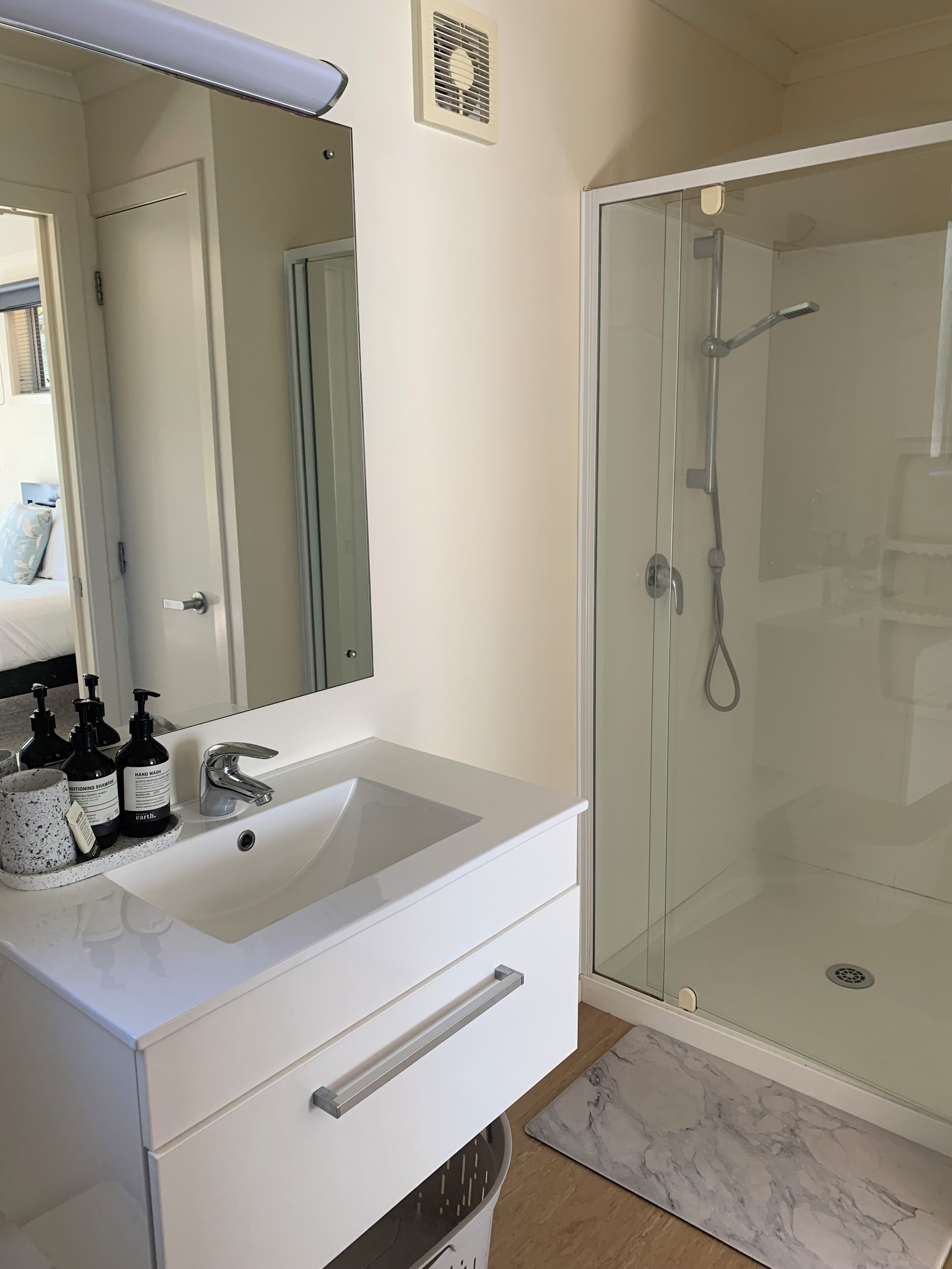 Comfort-Studio, Kochnische, Blick auf den Innenhof | Badezimmer