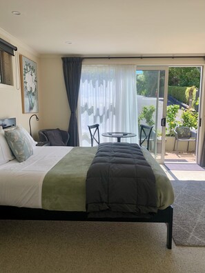 Estudio Confort, cocineta, vista al patio | Decoración personalizada y muebles diferentes 
